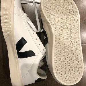 Brand new Veja campo black/white US size 10